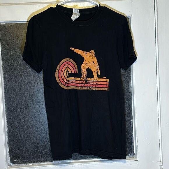Gildan Kid’s Retro Black and Orange Snowboarding Silhouette Tshirt Size S - Picture 1 of 4
